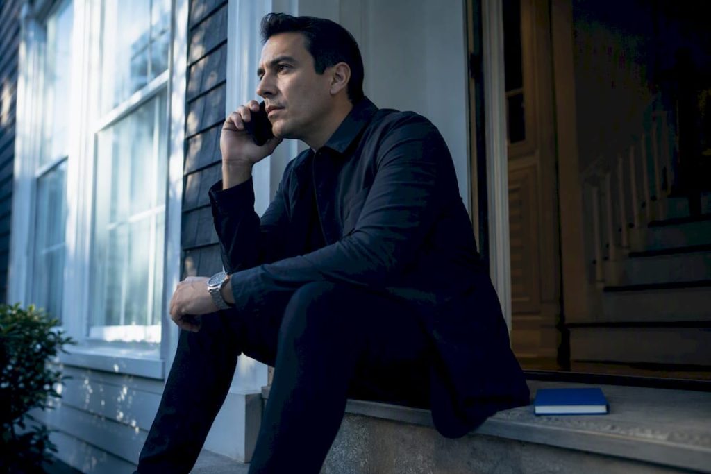 Inversionista escuchando con atención y sin hablar durante una llamada