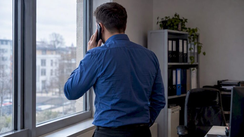 Inversor inmobiliario fija una cita por teléfono